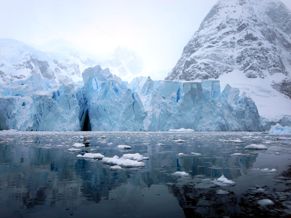 Hollín oscurece glaciares del Himalaya y acelera su deshielo
