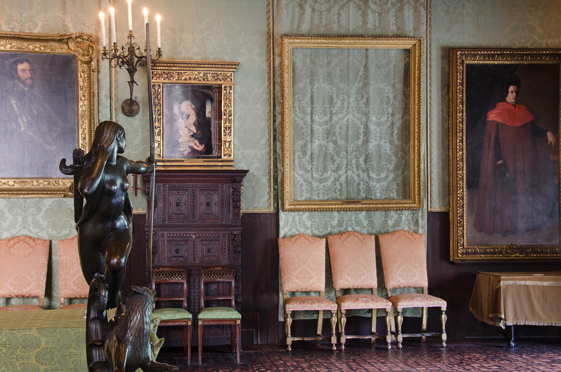 Roban cuatro pinturas de Renoir en museo francés