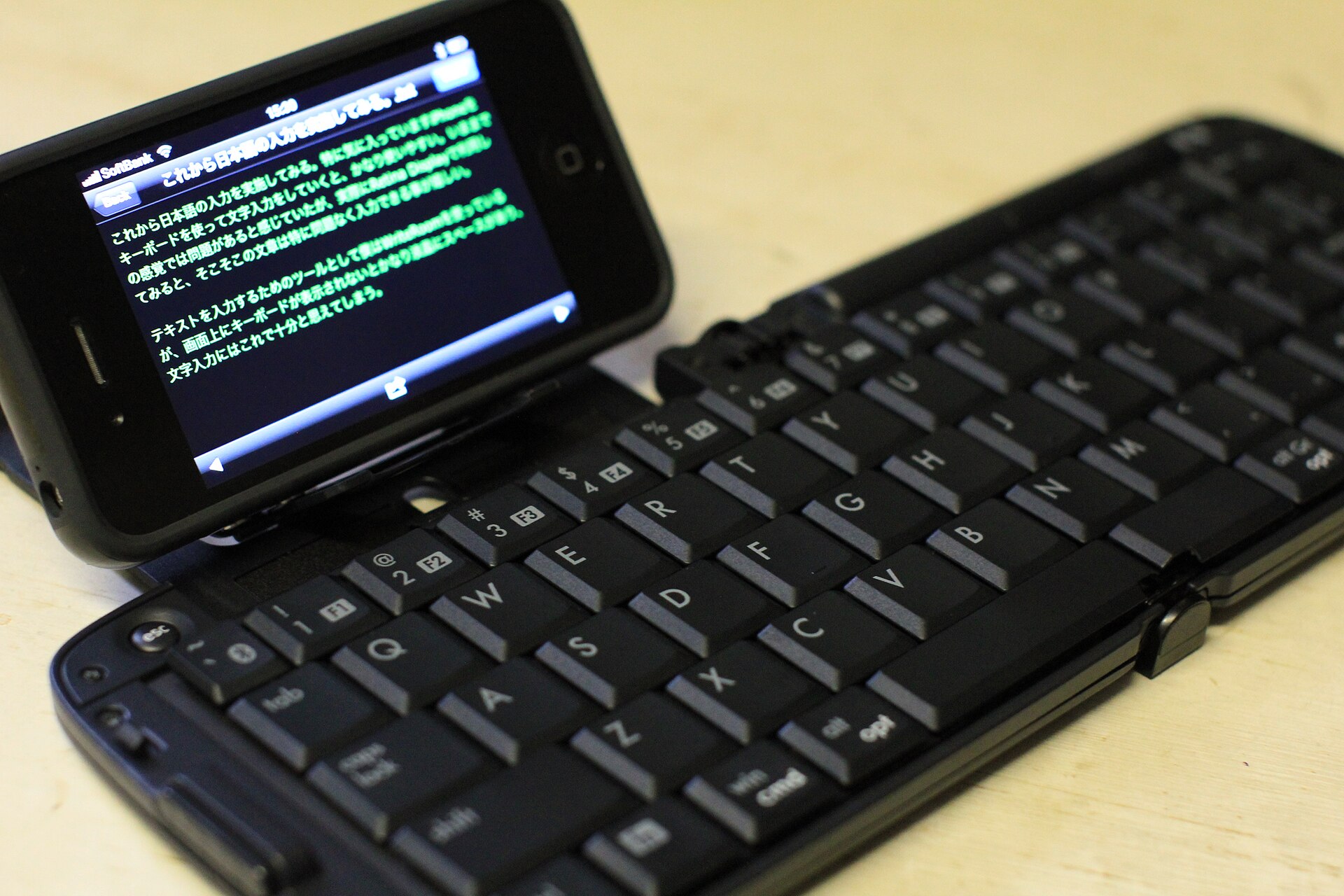 Imagen: Yutaka Fujiki from Tokyo, Japan. Apple lanza su primer iPhone plegable y las redes reaccionan
