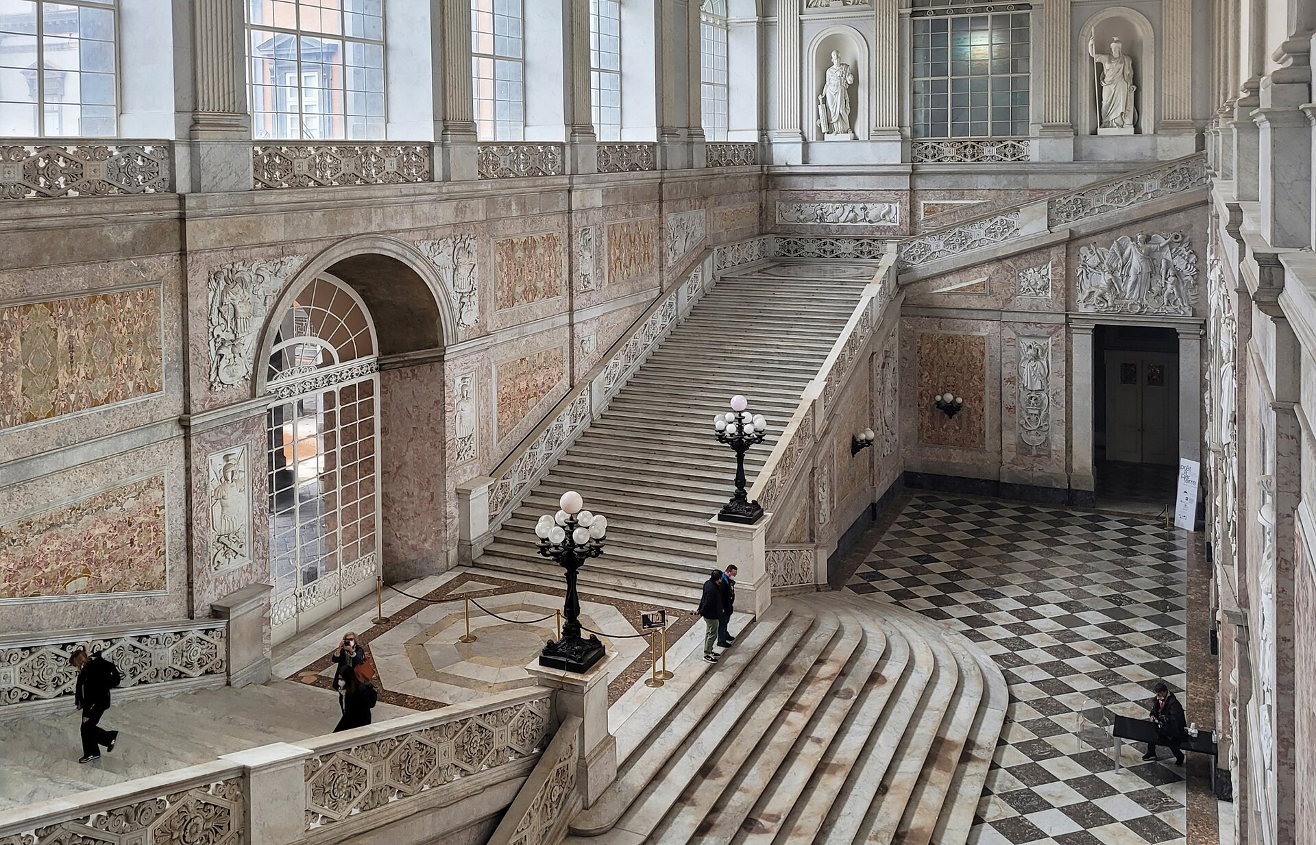 Lucy Worsley cuenta cómo es vivir dentro de un palacio real