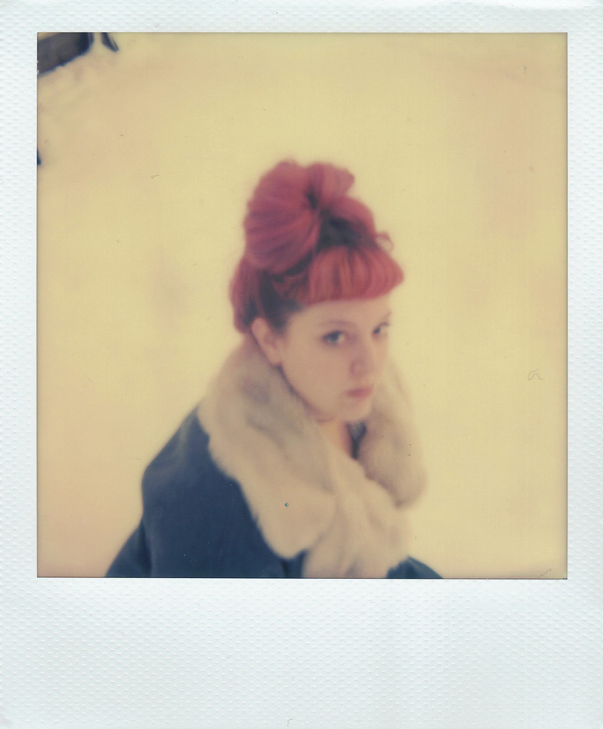 Imagen: H o l l y., BY 2.0 (vía Openverse). El video que narra la historia de las Polaroid