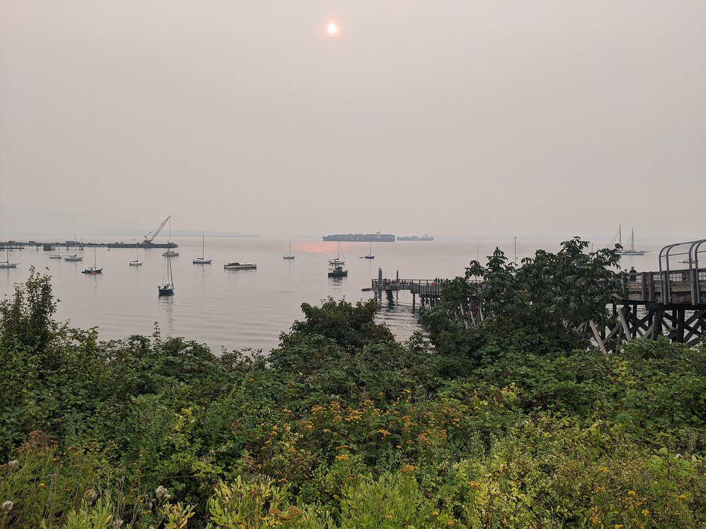 Incendio en barco carguero deja 25 muertos en China