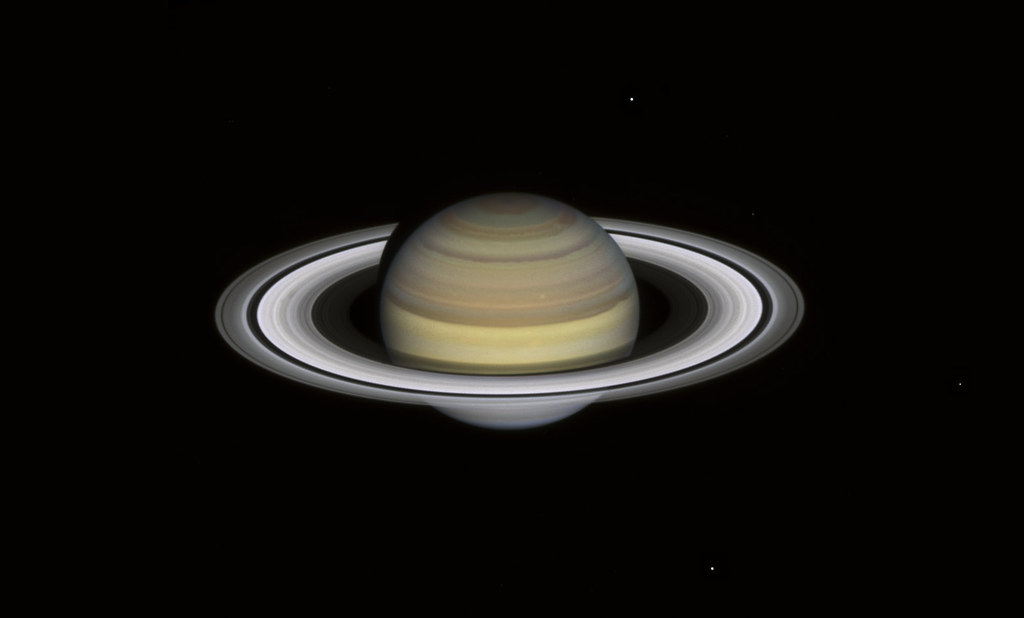 Hubble halla un extraño decágono en el polo sur de Saturno