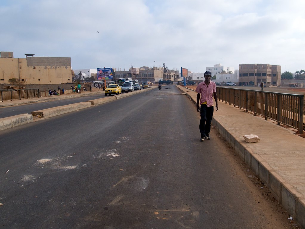Gambia vive protestas violentas por apagones prolongados