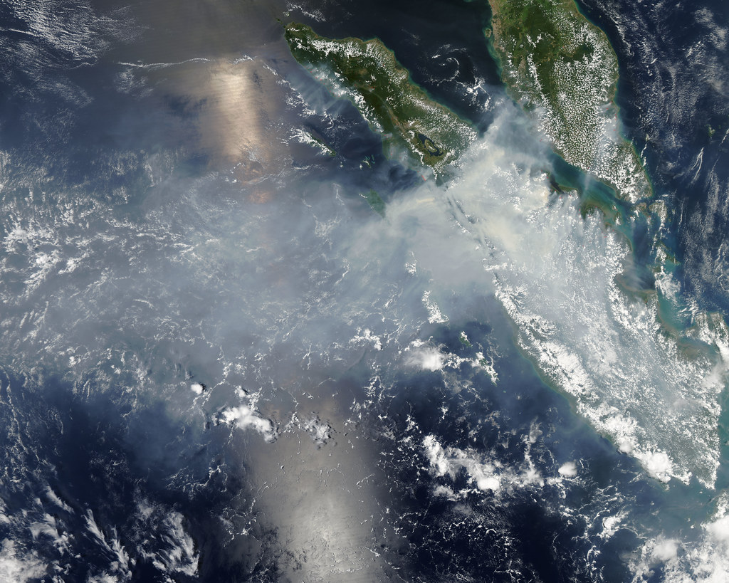 Por qué es tan difícil apagar los incendios en Indonesia