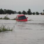 Reportero salva a hombre de carro hundiéndose en inundación