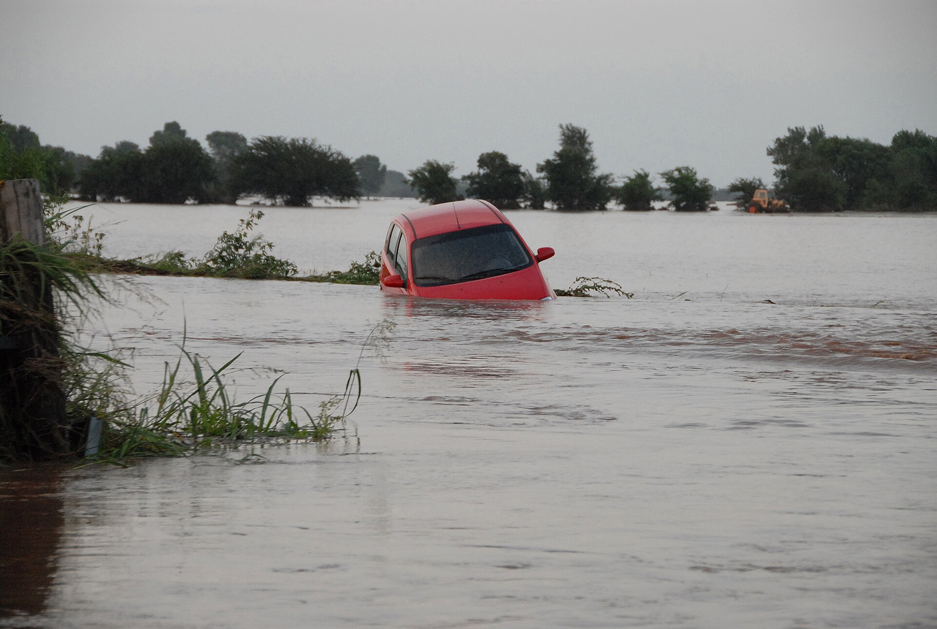 Reportero salva a hombre de carro hundiéndose en inundación