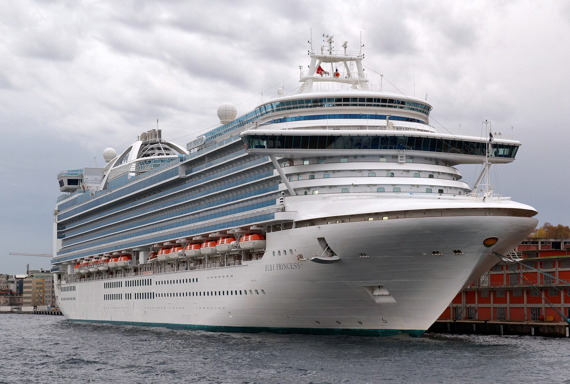 Crucero de lujo deja varados a turistas en Camboya