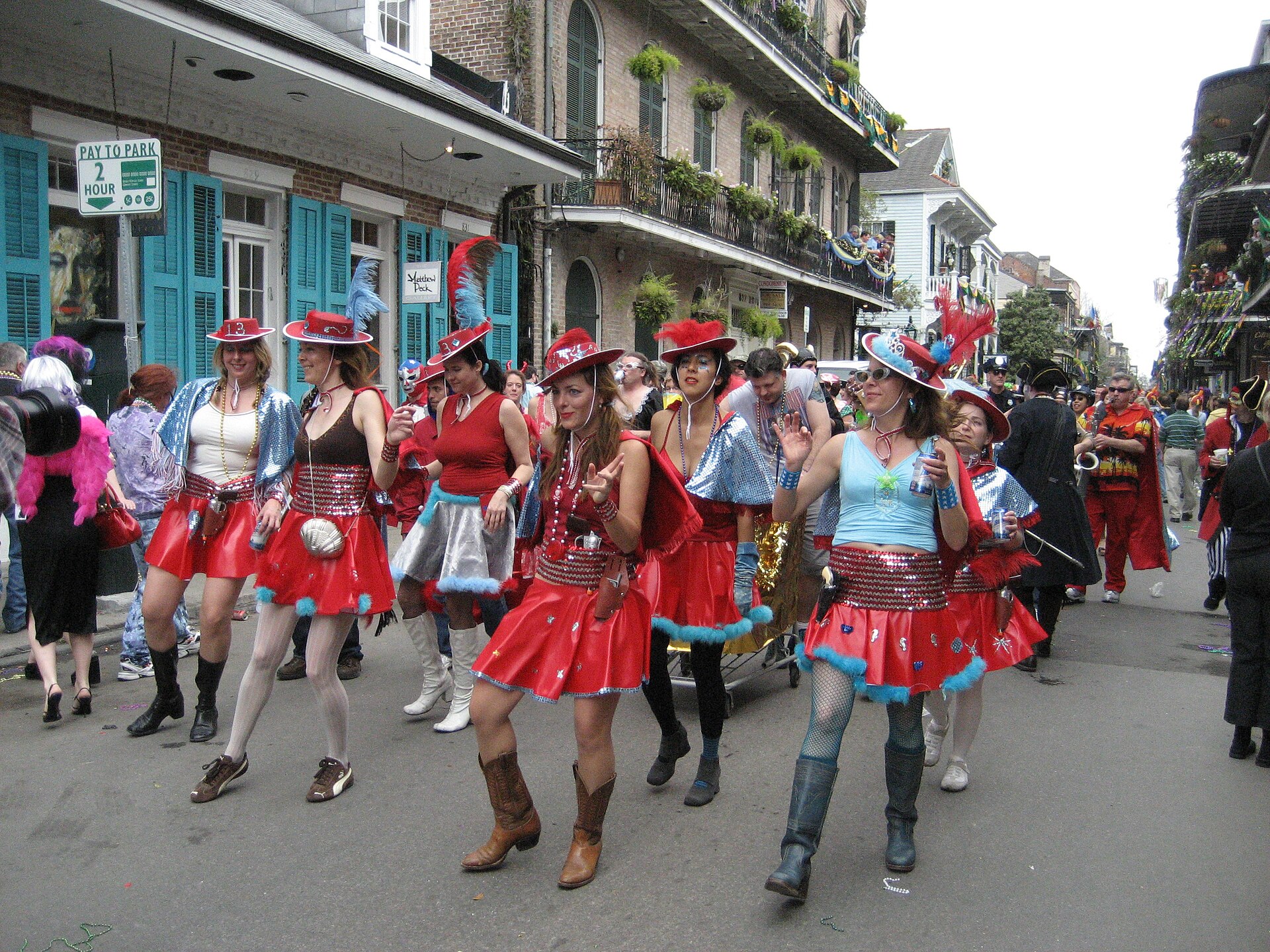 El Rey Carlos III baila en las calles de Bahamas