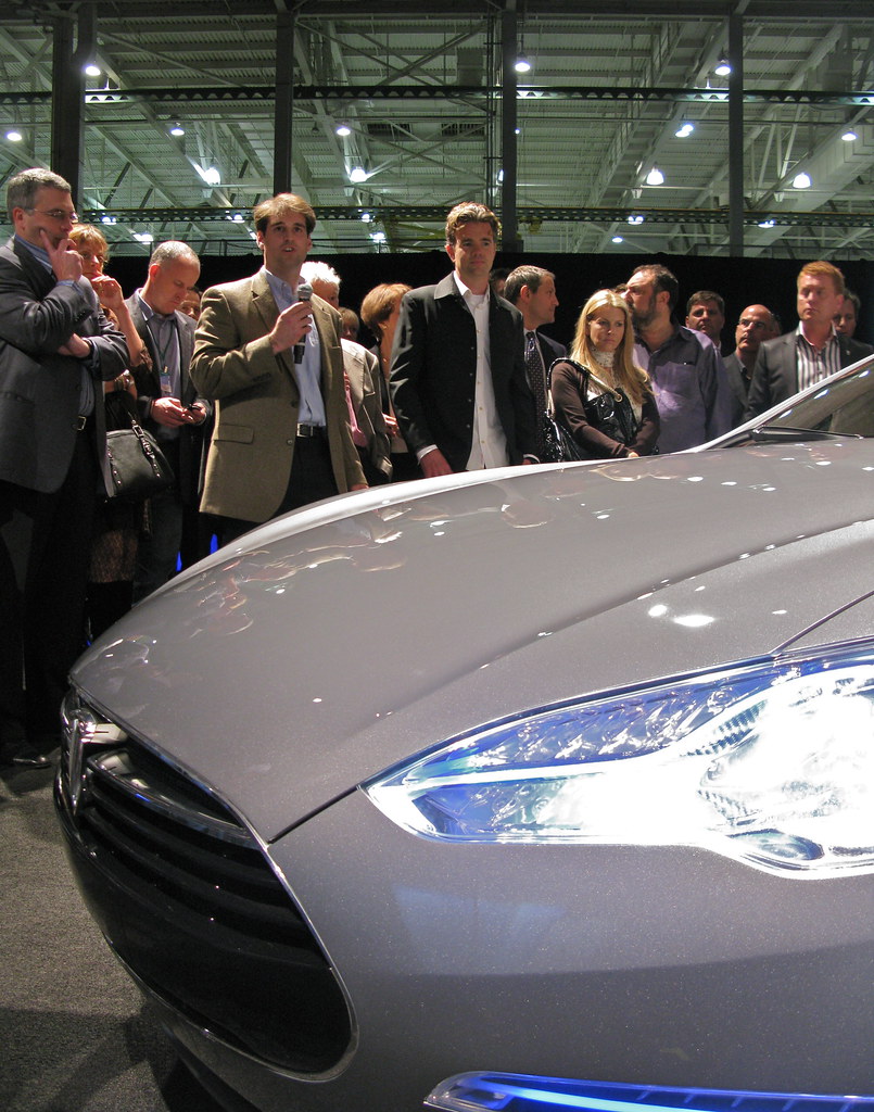 Elon Musk contempla fusionar Tesla y SpaceX