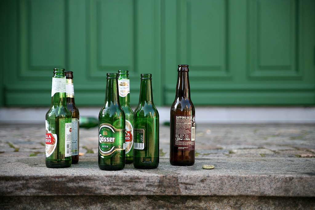 Lo que la gente sobria nota de quienes sí beben alcohol