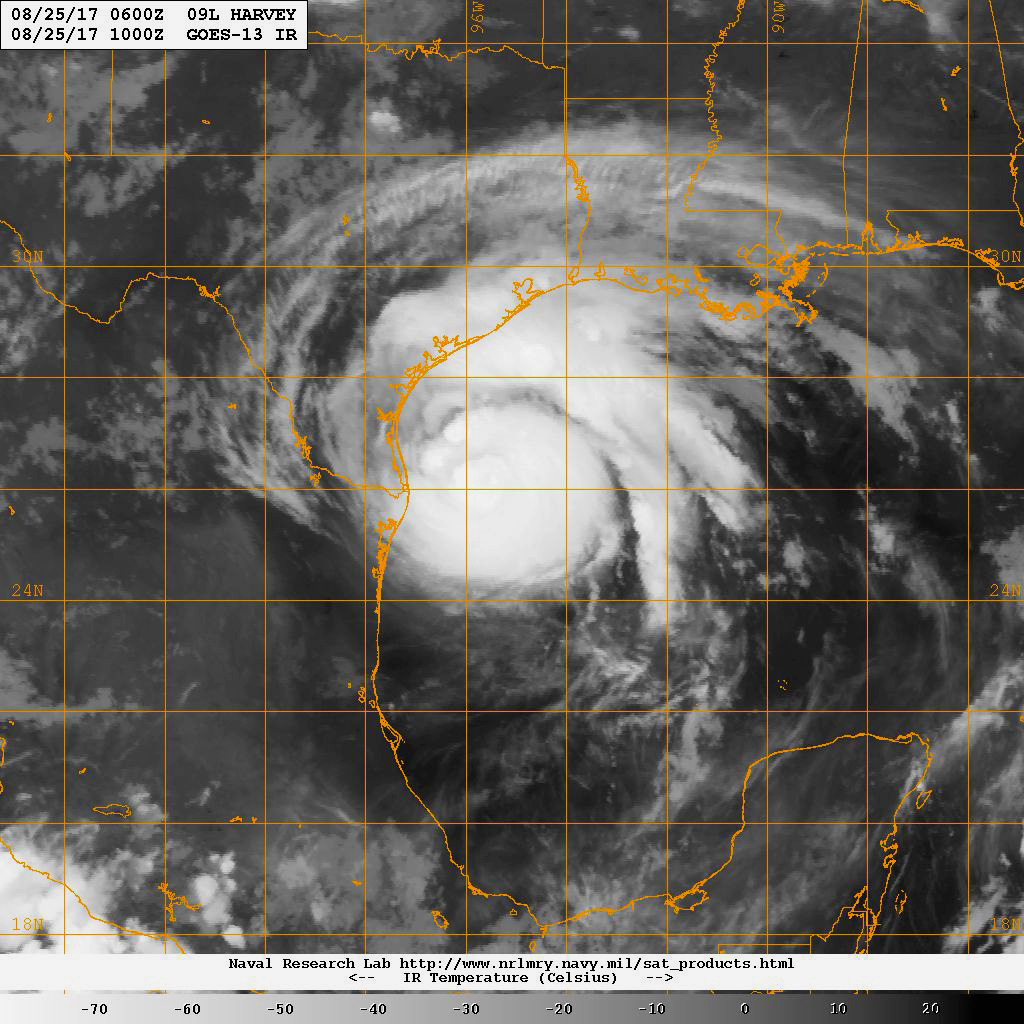 Imagen: Official U.S. Navy Page from United States of America
U.S. Navy photo/U.S. Navy. El director del Centro Nacional de Huracanes vigila las tormentas