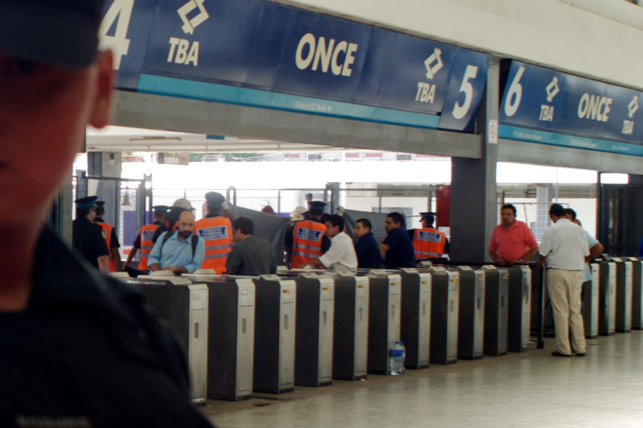 Choque de trenes en España deja al menos 68 muertos